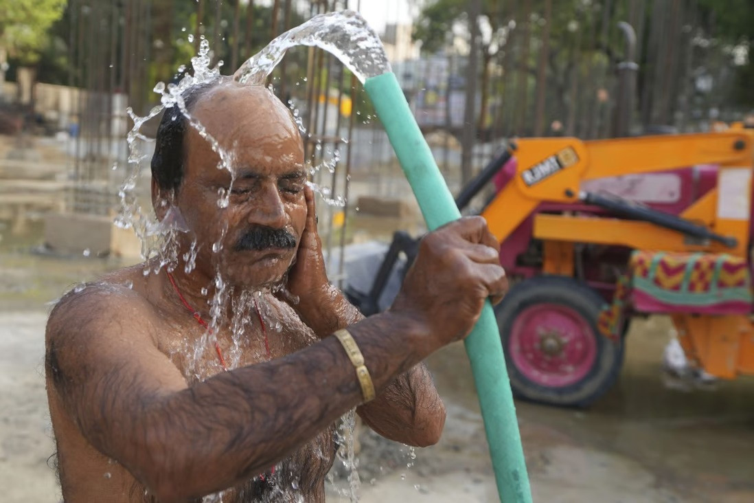 Dân Ấn Độ bị 'cầm tù' vì nắng nóng ‘không thể chịu được’, nhiệt độ hơn 45 độ C